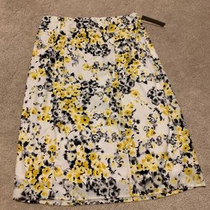 Gorgeous floral pattern NEW women size S pencil skirt.